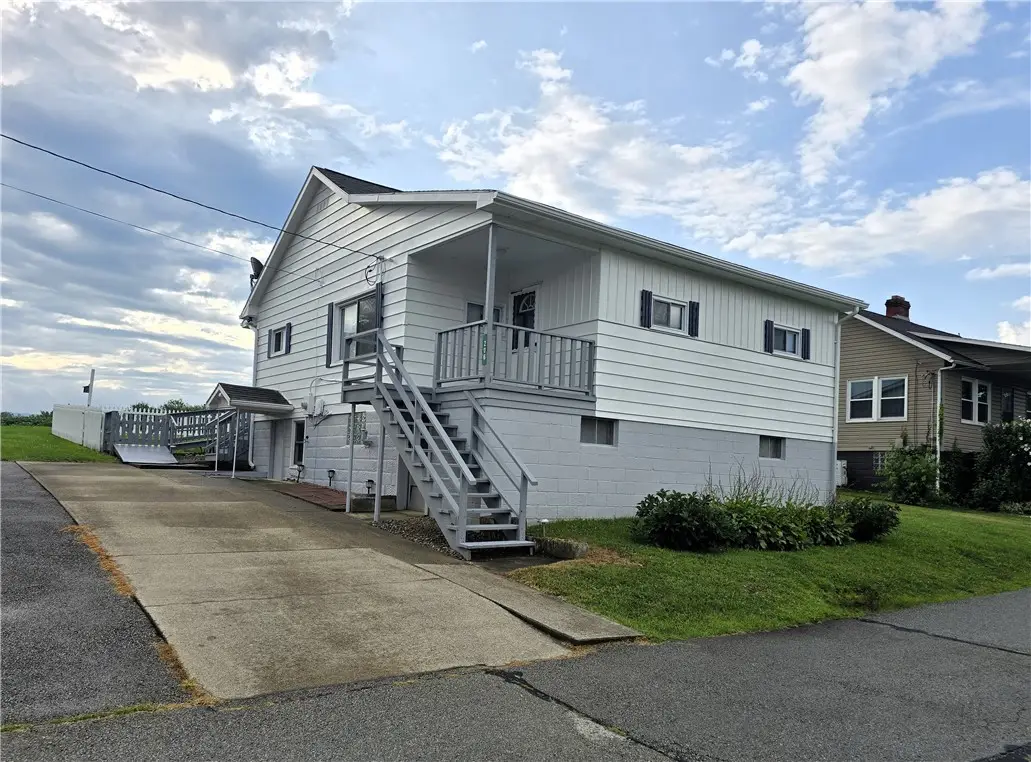 206 Meadowview Dr, Latrobe, PA 15650 - #1