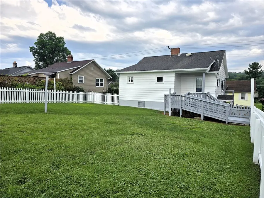 206 Meadowview Dr, Latrobe, PA 15650 - #2