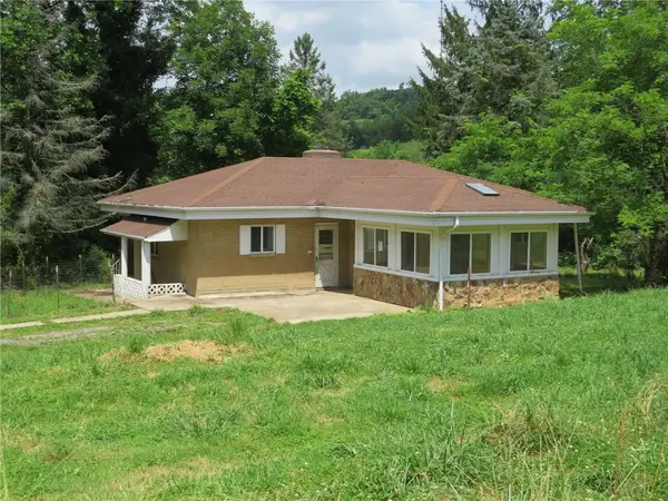 16 Old Pittsburgh Ln, Smock, PA 15480