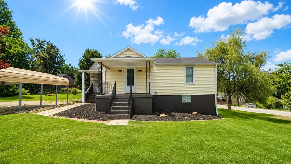135 W Virginia Avenue, Vandergrift, PA 15690 - #1