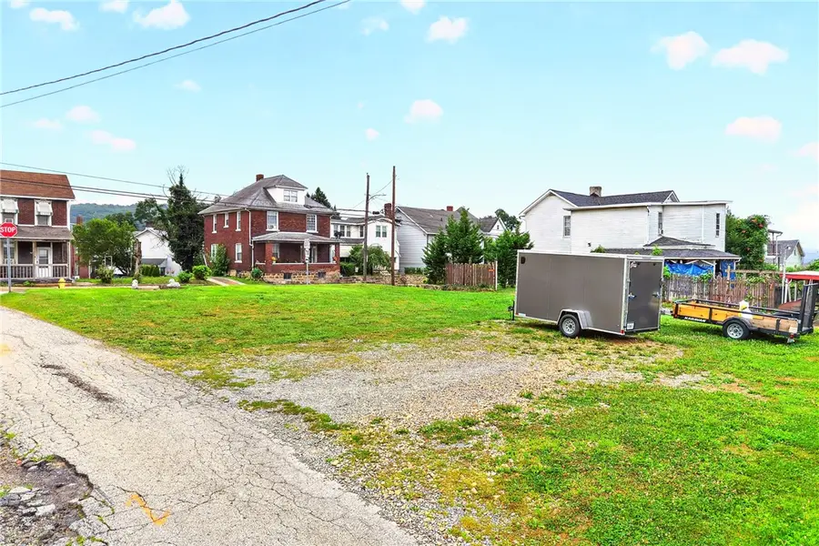 338 E Crawford Ave, Connellsville, PA 15425 - #2