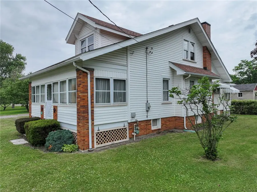 412 Old Zelienople Rd, Ellwood City, PA 16117 - #2