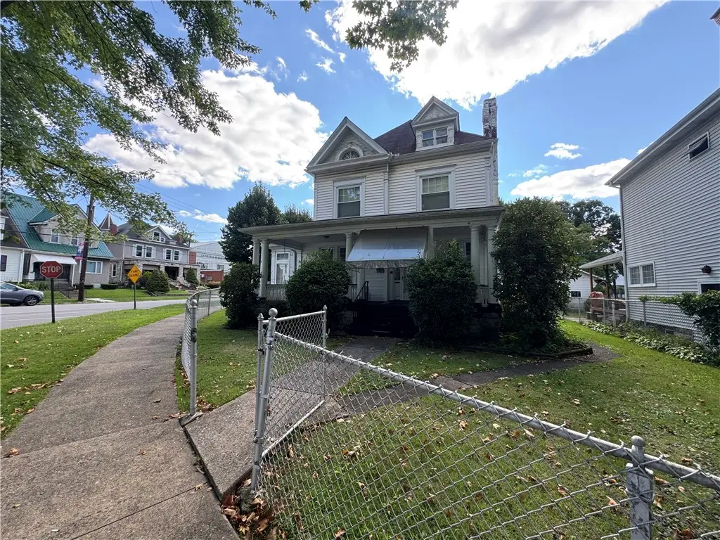 210 Washington Ave, Vandergrift, PA 15690 - #1