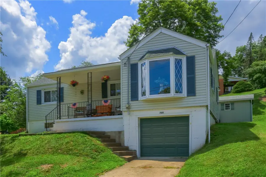 700 Smiley St, Ellwood City, PA 16117 - #2