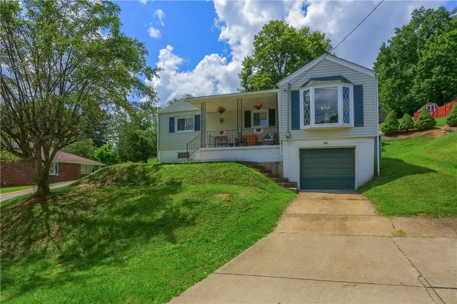 700 Smiley St, Ellwood City, PA 16117 - #3