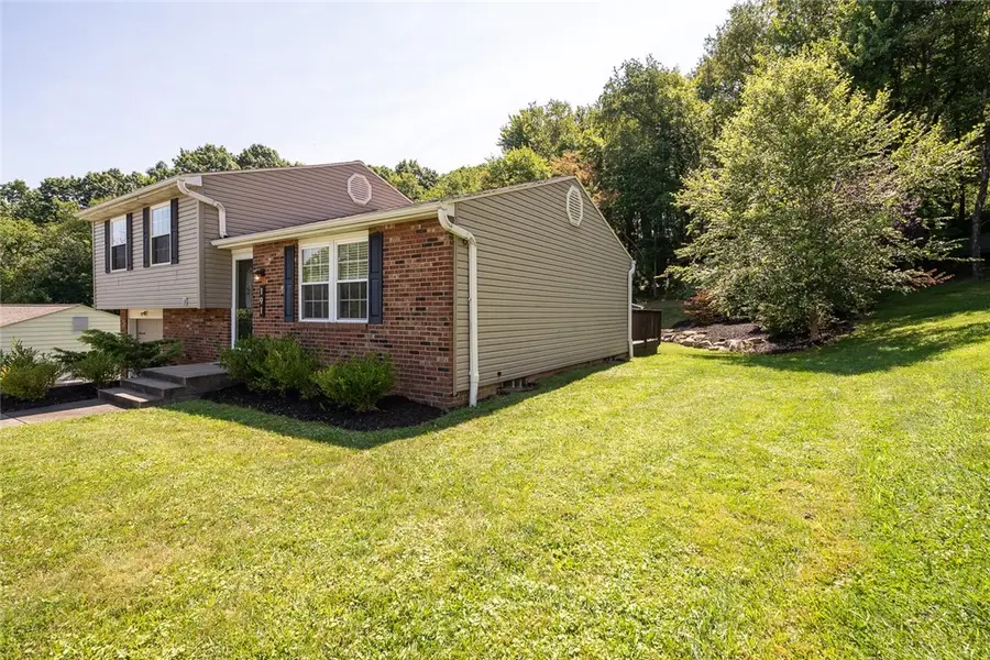 191 Pinehurst Dr., Economy, PA 15042 - #3