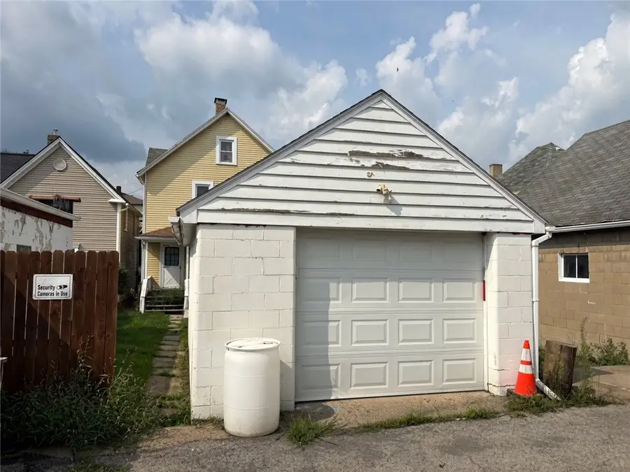 319 Wayne Ave, Ellwood City, PA 16117 - #2