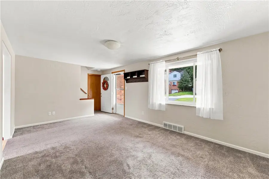 1134 Cardinal Dr, Pittsburgh, PA 15243 - #3