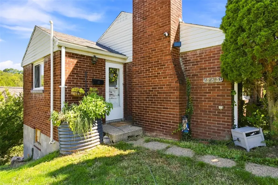 5835 Keystone Dr, Bethel Park, PA 15102 - #2