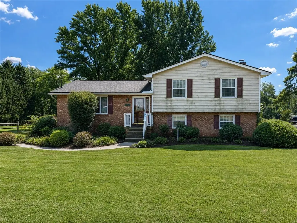 130 Maplehurst Dr, Aliquippa, PA 15001 - #1