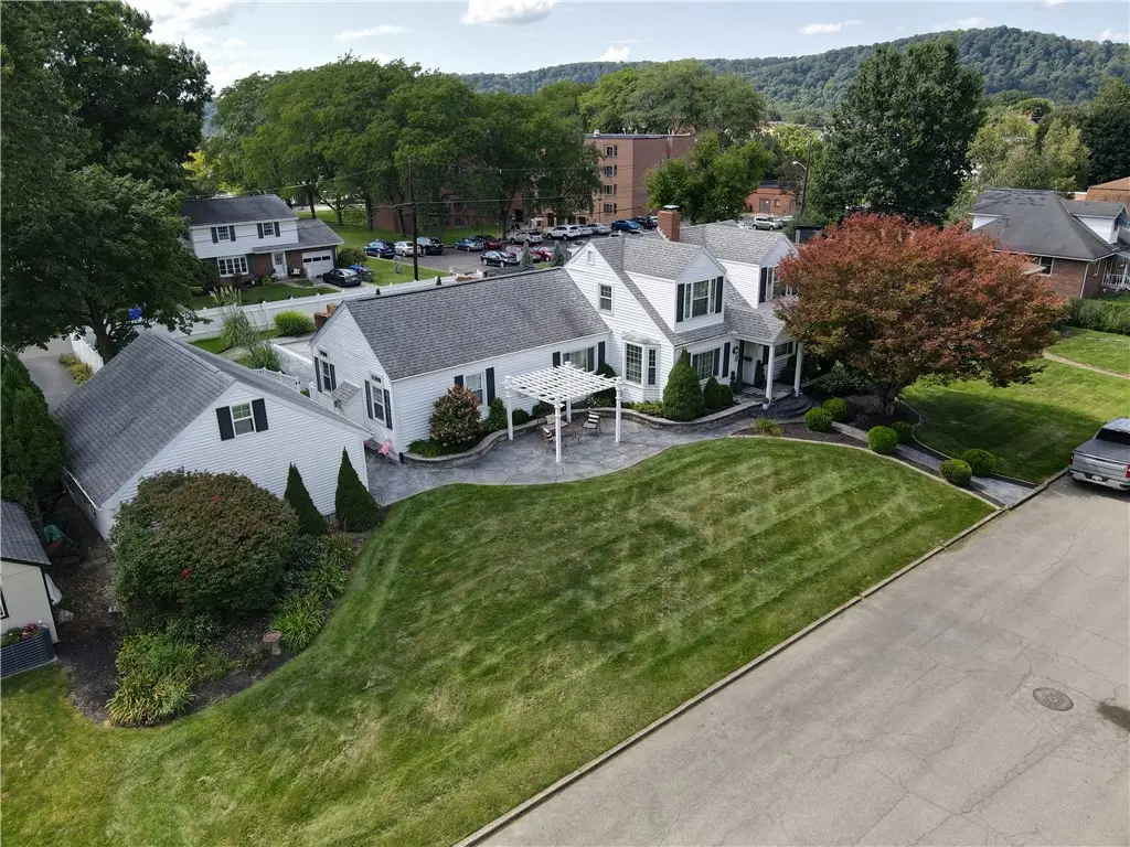 217 Pennsylvania Ave, Zelienople, PA 16063 - #1