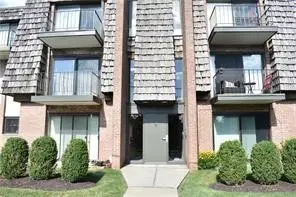 633 Forest Green Dr, Coraopolis, PA 15108