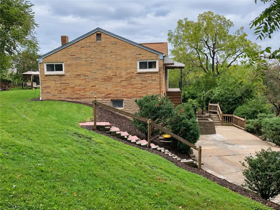 2007 Hillcrest St, Bethel Park, PA 15102 - #3