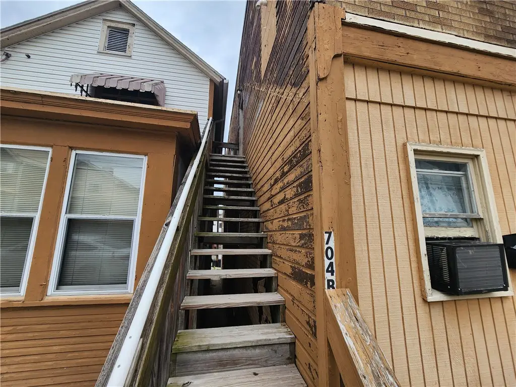 706 Holland St, Vandergrift, PA 15690 - #1