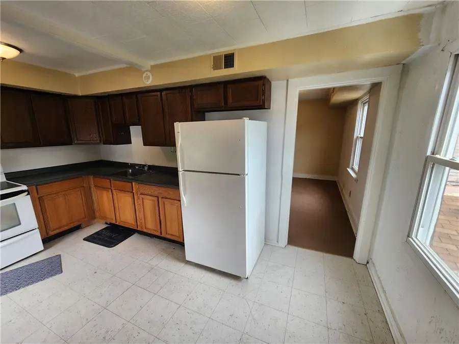 706 Holland St, Vandergrift, PA 15690 - #2