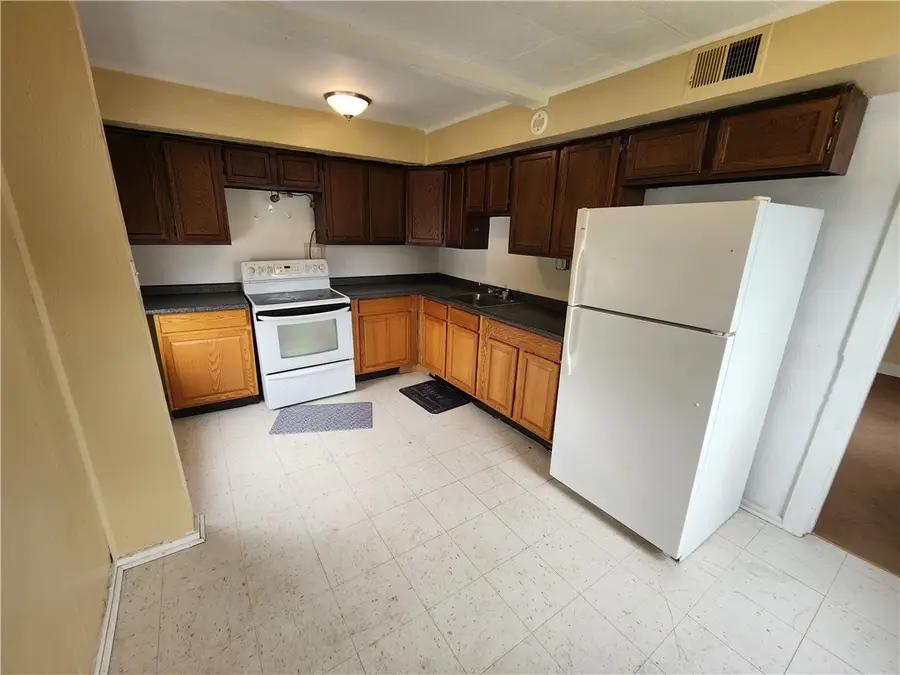 706 Holland St, Vandergrift, PA 15690 - #3