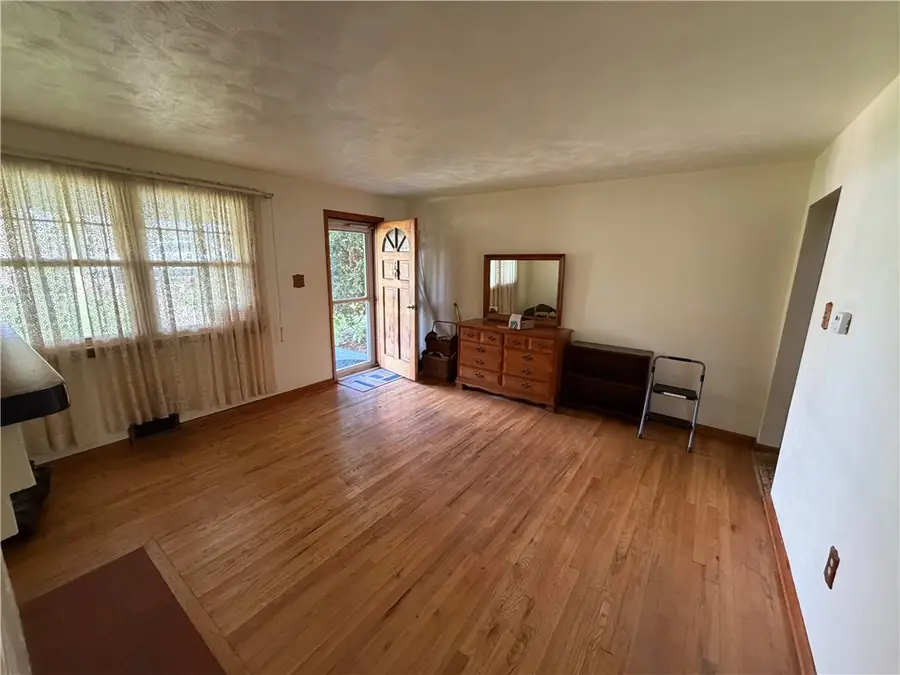 802 Glencairn St, West Mifflin, PA 15122 - #3