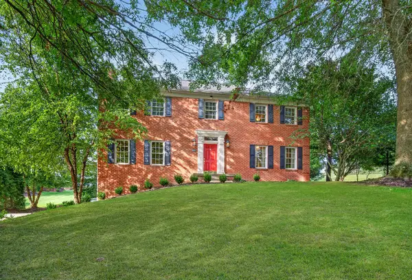 302 Crystal Lake Lane, Coraopolis, PA 15108