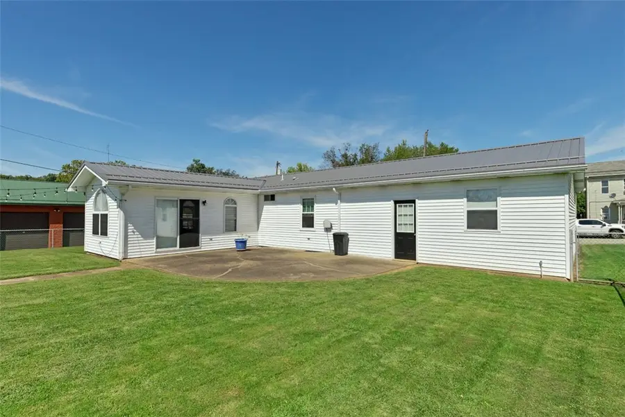 611 W Gibson Ave, Connellsville, PA 15425 - #2