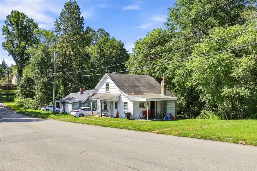 416 Snyder St, Connellsville, PA 15425 - #2