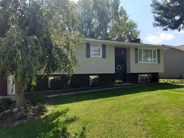304 Mccombs Cir, New Castle, PA 16101