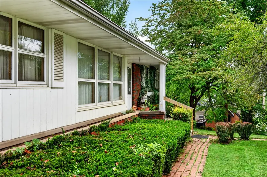 603 Wood St, Ellwood City, PA 16117 - #2