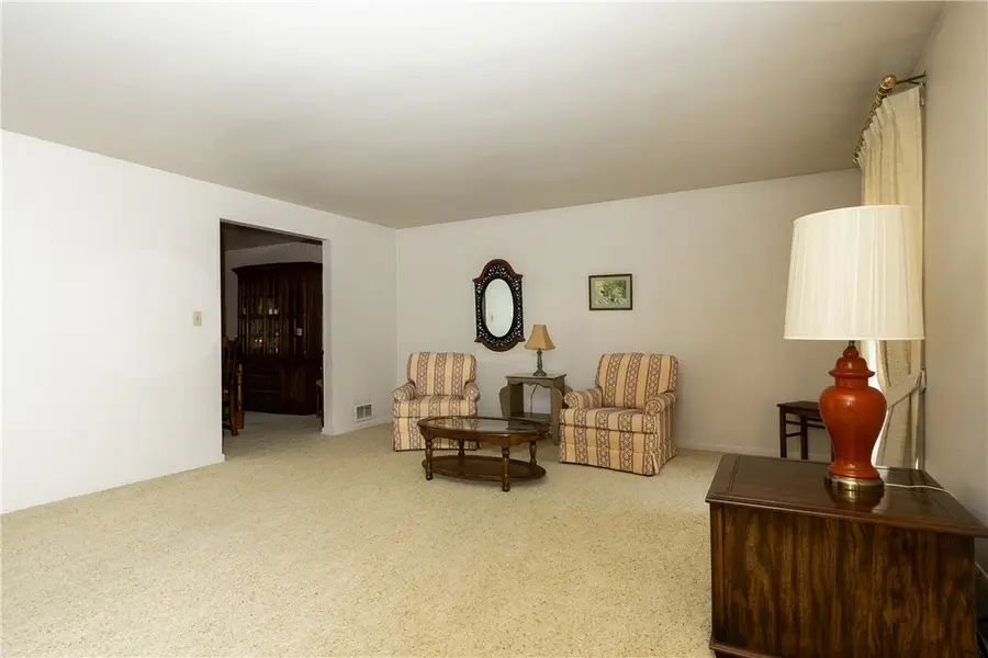 419 Oxford Dr, Greensburg, PA 15601 - #3