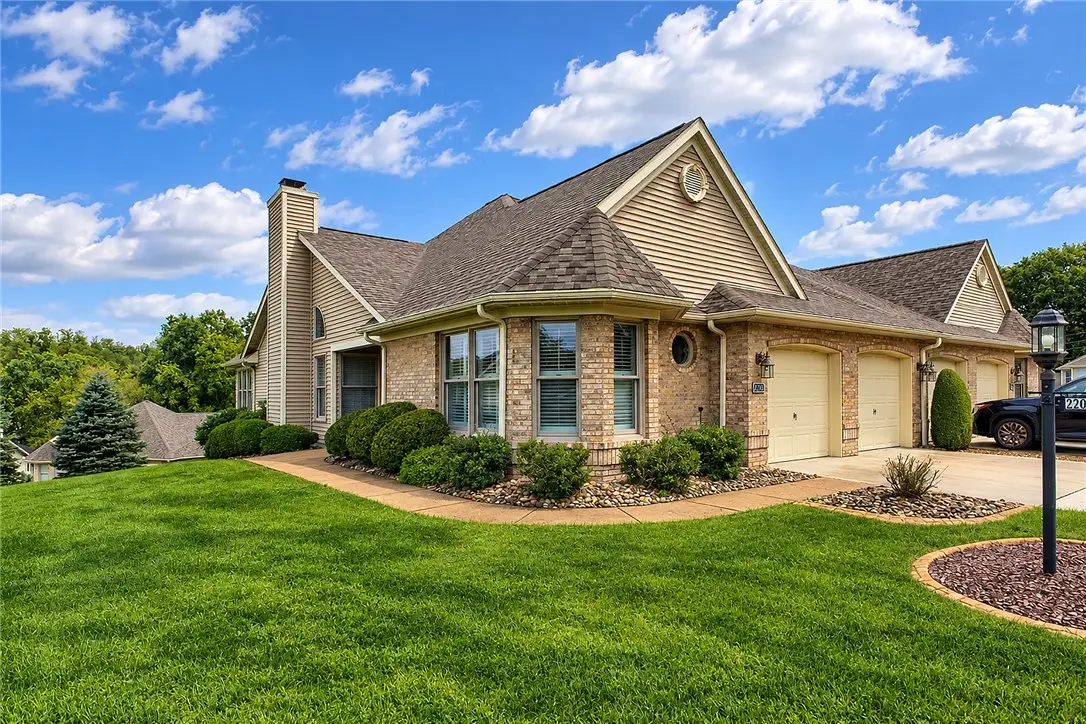 2203 Hunt Club Dr, Greensburg, PA 15601 - #1