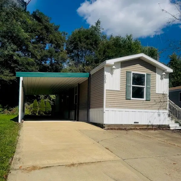 205 Sunny Hill Dr, Valencia, PA 16059