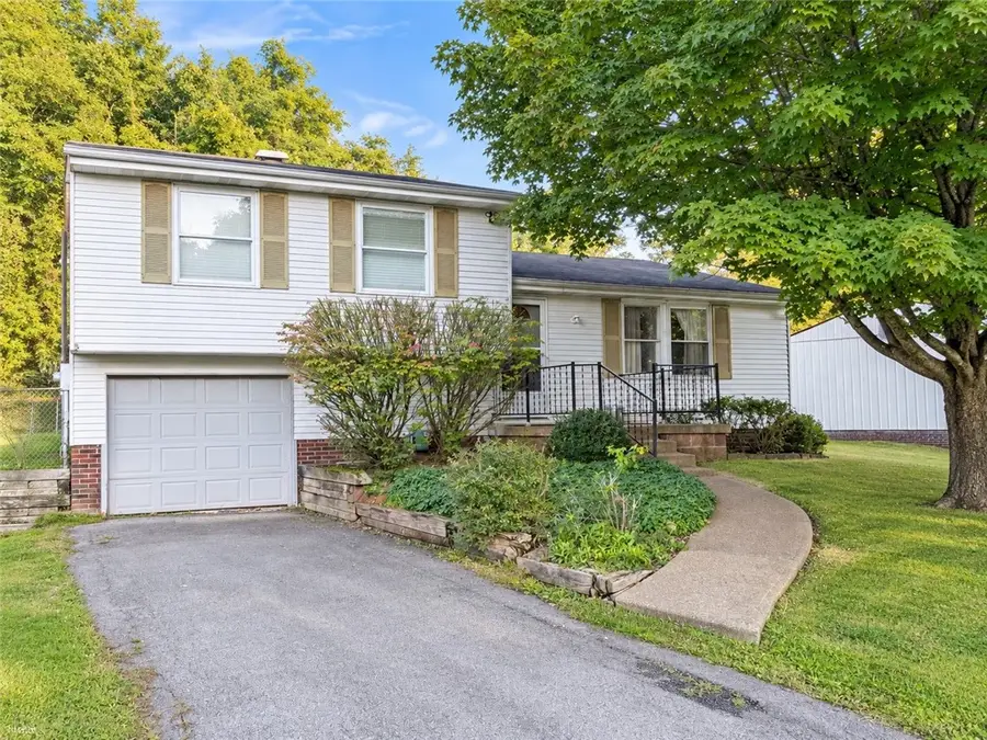 856 Mount Hood Dr, Pittsburgh, PA 15239 - #2