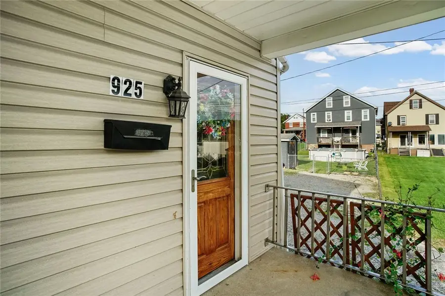 925 Walnut St, Springdale, PA 15144 - #2