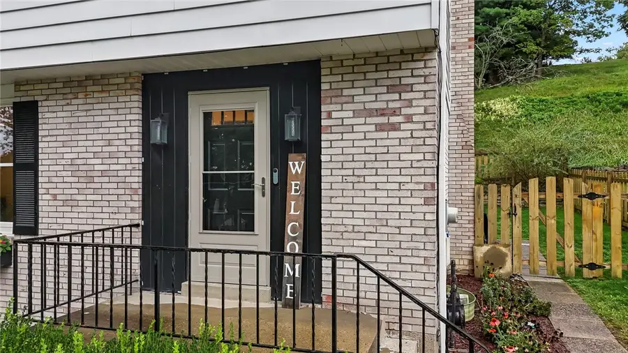 1266 Delfield Dr, Bethel Park, PA 15102 - #2