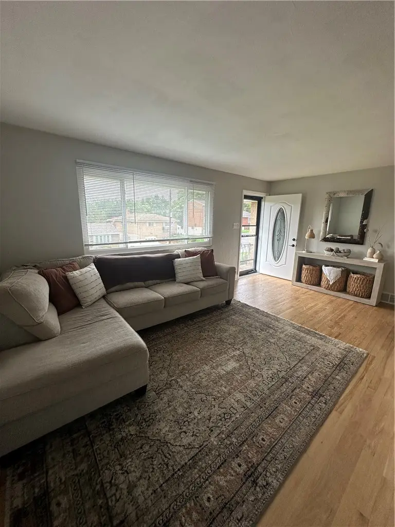 1502 Whitewood Dr, Pittsburgh, PA 15220 - #2