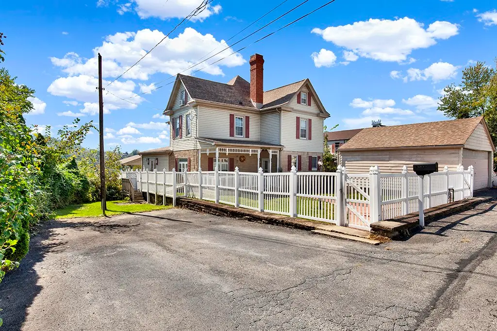 35 Solomon St, Belle Vernon, PA 15012 - #1
