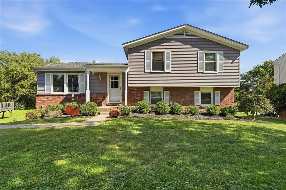 110 Glengarry Dr, Coraopolis, PA 15108 - #1