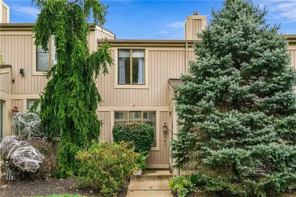 1541 Pineview Dr, Pittsburgh, PA 15241