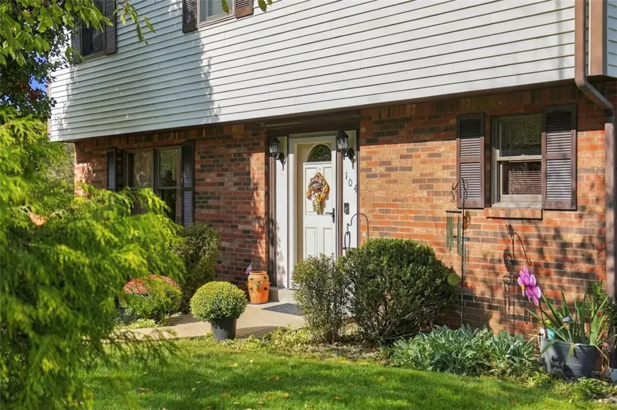 104 June Dr, McKeesport, PA 15133 - #2