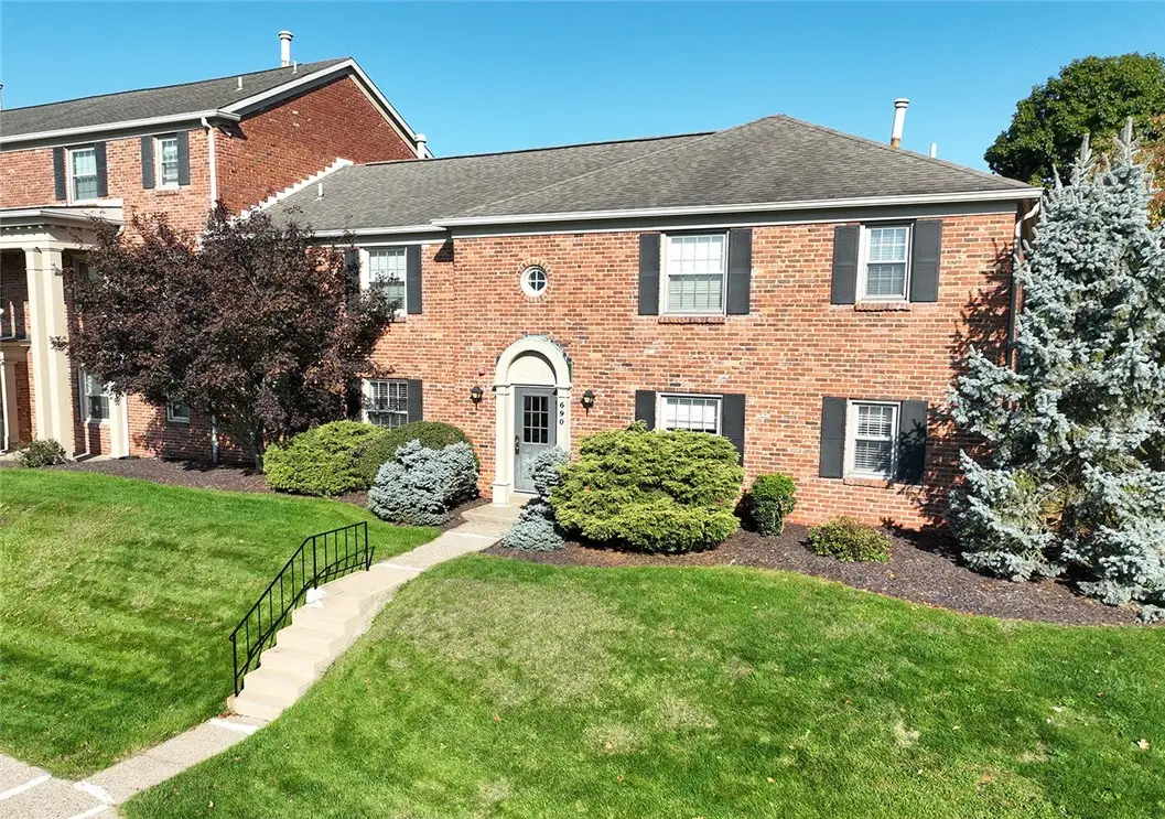 690 Robinwood #B, Scott, PA 15216 - #1