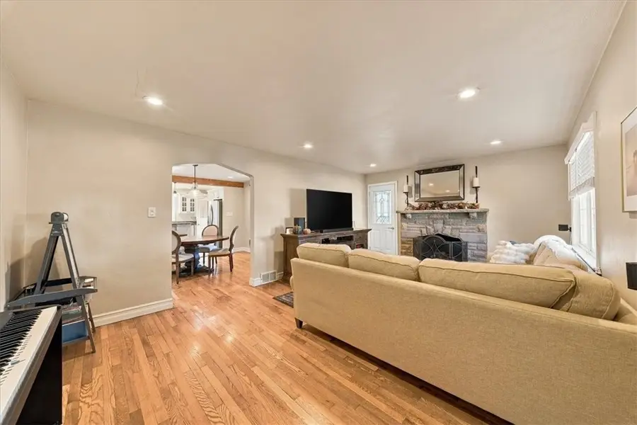 204 Jackson Cir, Pittsburgh, PA 15229 - #3