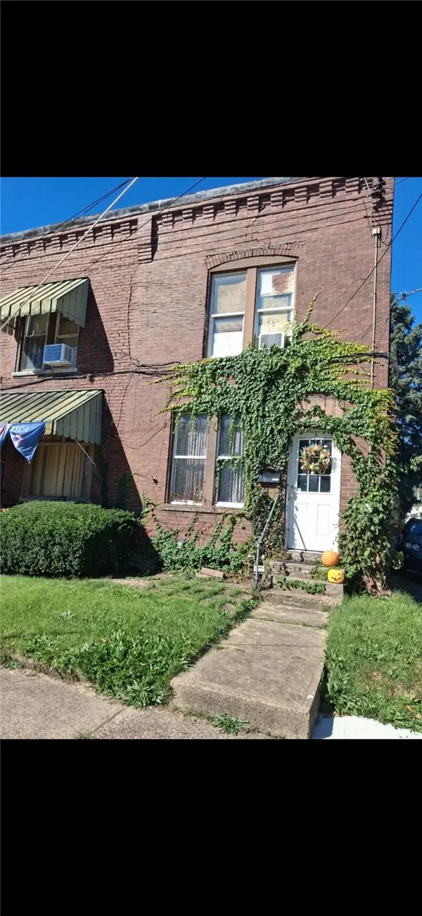 17 8th St, Midland, PA 15059