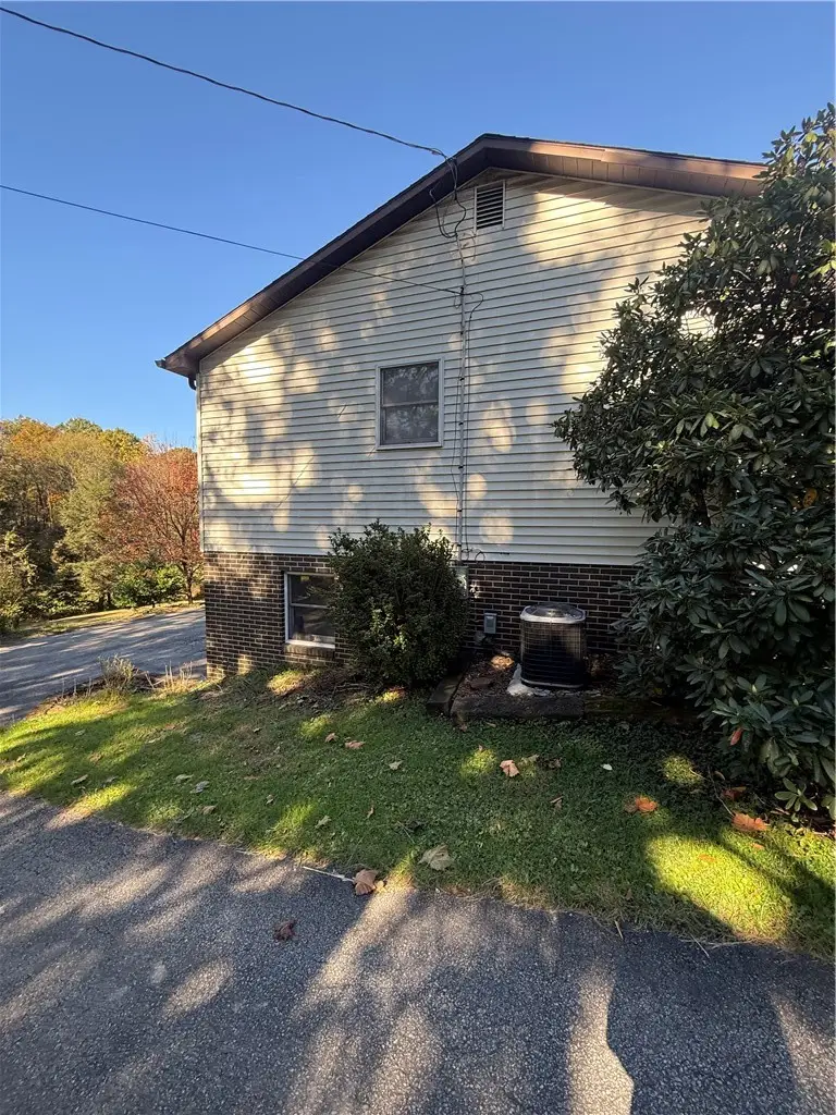 304 Kurt St, Lower Burrell, PA 15068 - #3