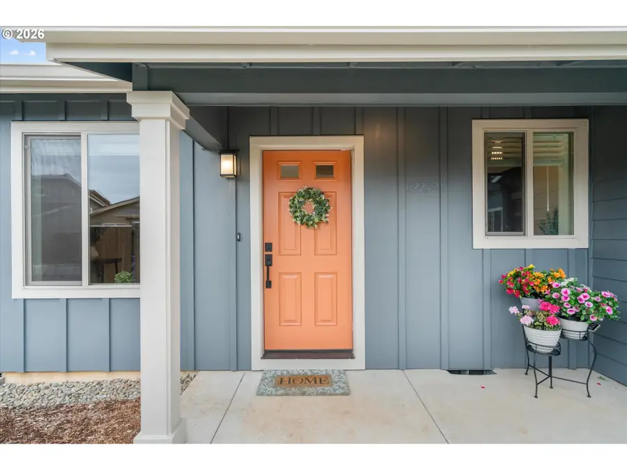 12252 Meadowlawn Dr, Oregon City, OR 97045 - #3