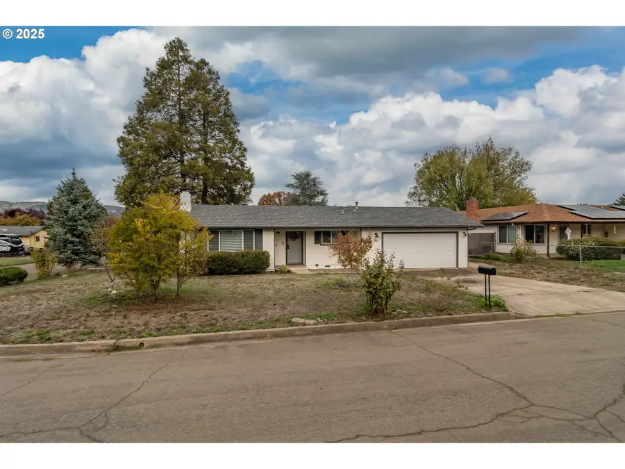 10 Carmel Ct, Roseburg, OR 97471 - Image #2