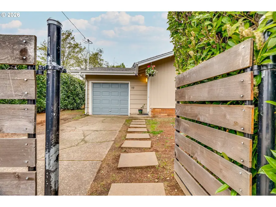 19 NE 148th Ave, Portland, OR 97230 - #2