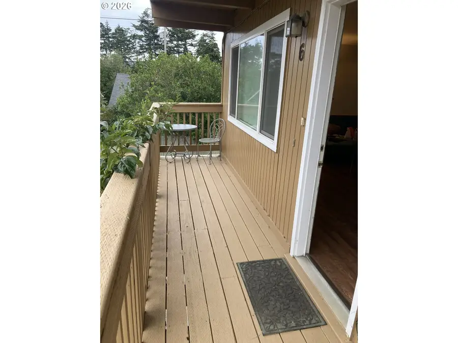 1260 10th St #6, Florence, OR 97439 - #3