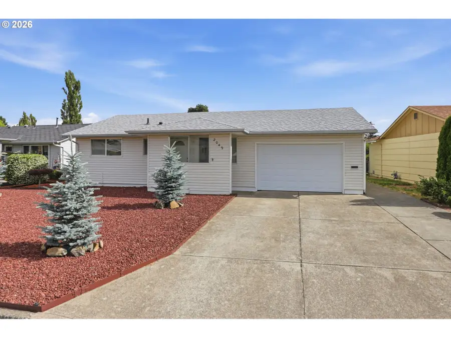 2049 W Hayes St, Woodburn, OR 97071 - #3