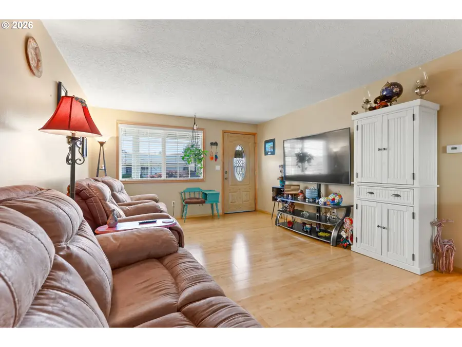 2247 Oregon Ct, Woodburn, OR 97071 - #2