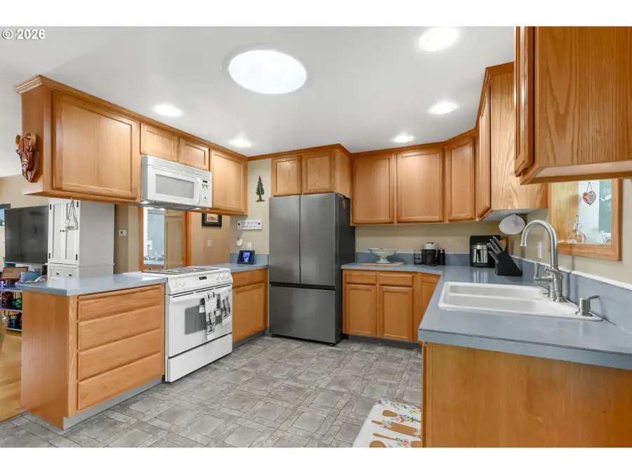 2247 Oregon Ct, Woodburn, OR 97071 - #3