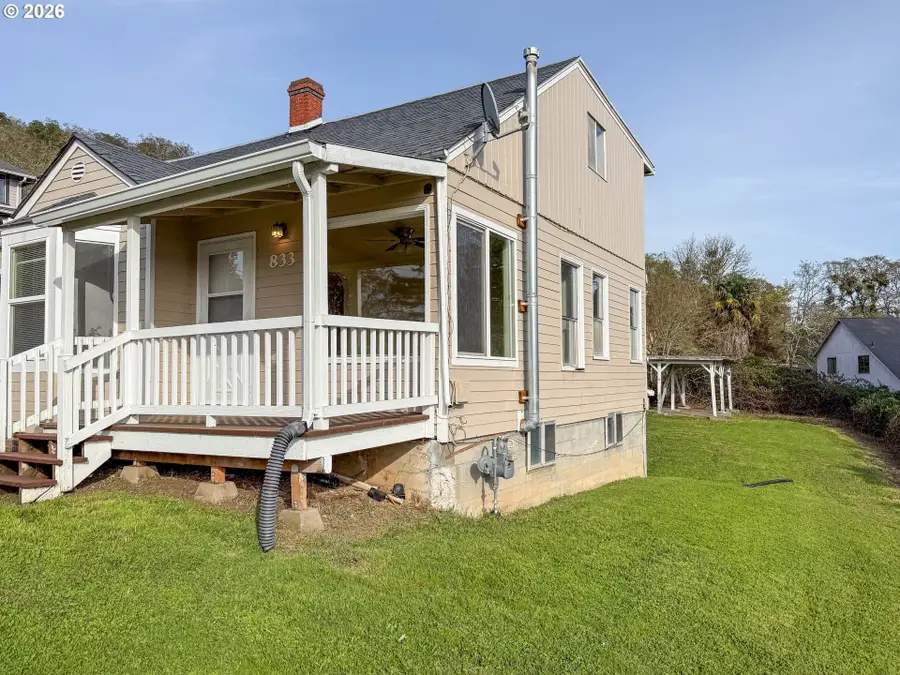 833 NE Jackson St, Roseburg, OR 97470 - #2