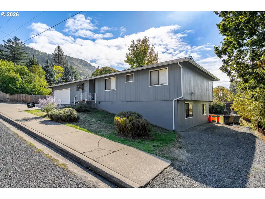 1093 NE Hillcrest Dr, Grants Pass, OR 97526 - Image #2